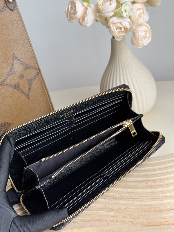 イヴサンローラン財布角部分ディテール